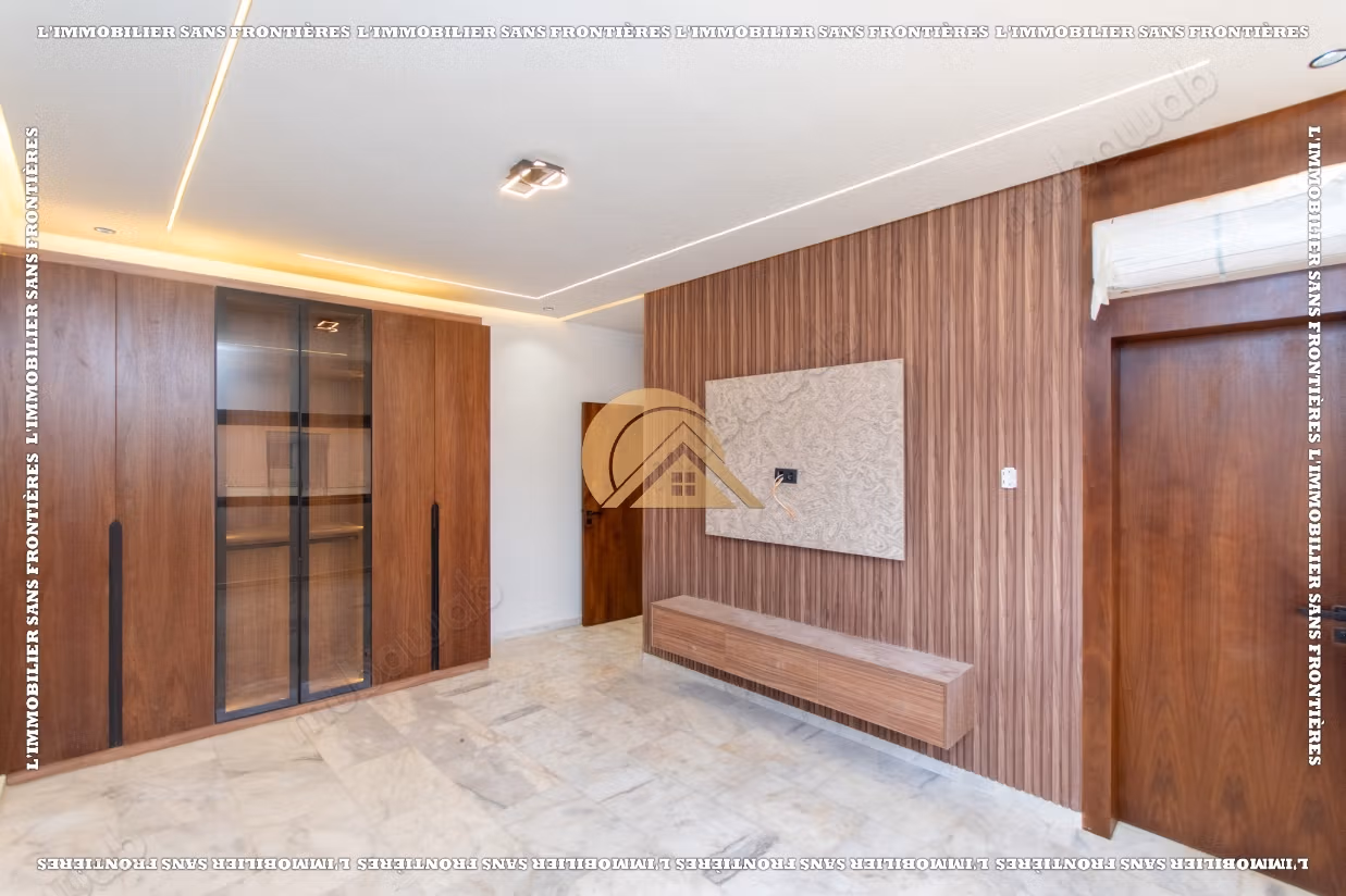 Empty villa with swimming pool and private garden for sale in Targa