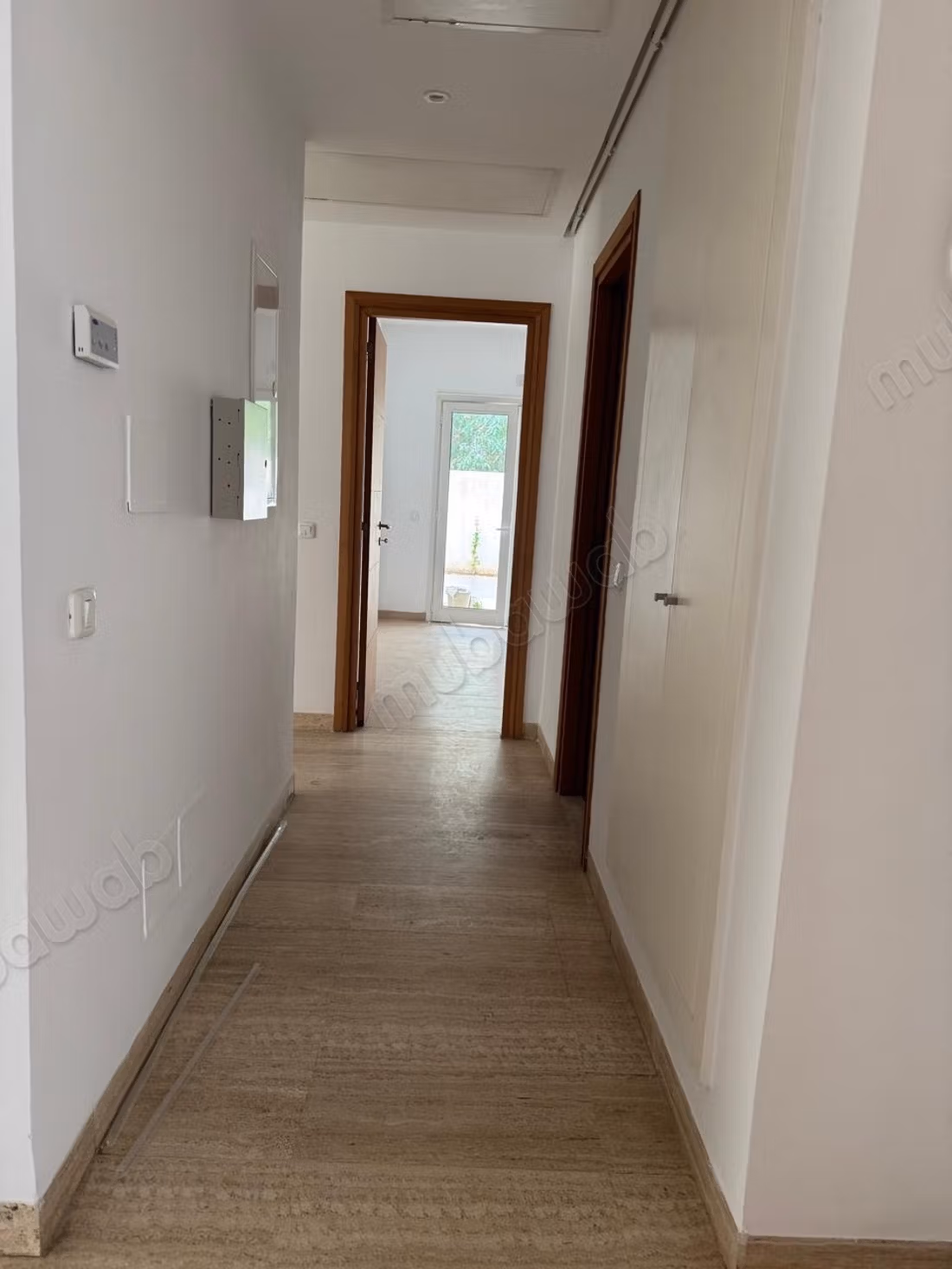 Louez cet appartement à La Marsa proche de Caillou Surface de 130 m². Service de concierge et climatisation