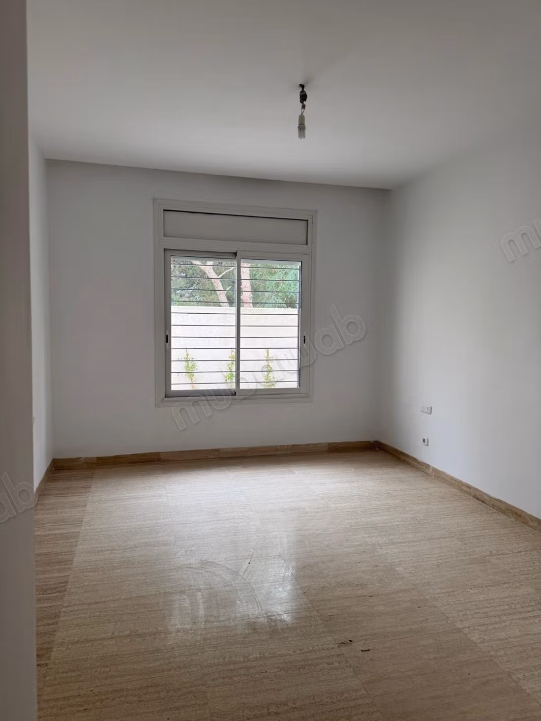 Louez cet appartement à La Marsa proche de Caillou Surface de 130 m². Service de concierge et climatisation