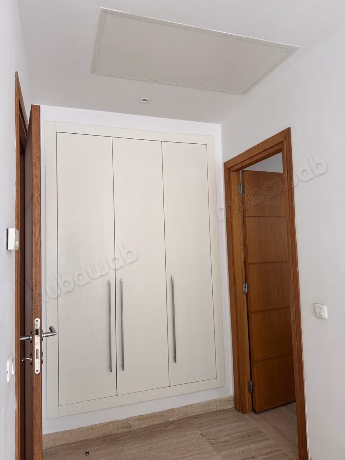 Louez cet appartement à La Marsa proche de Caillou Surface de 130 m². Service de concierge et climatisation