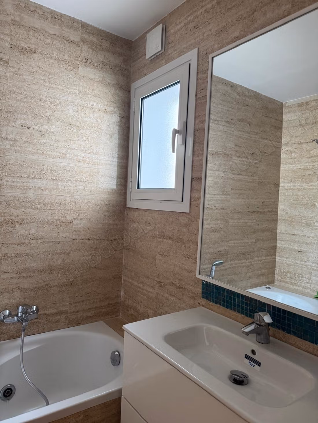 Louez cet appartement à La Marsa proche de Caillou Surface de 130 m². Service de concierge et climatisation
