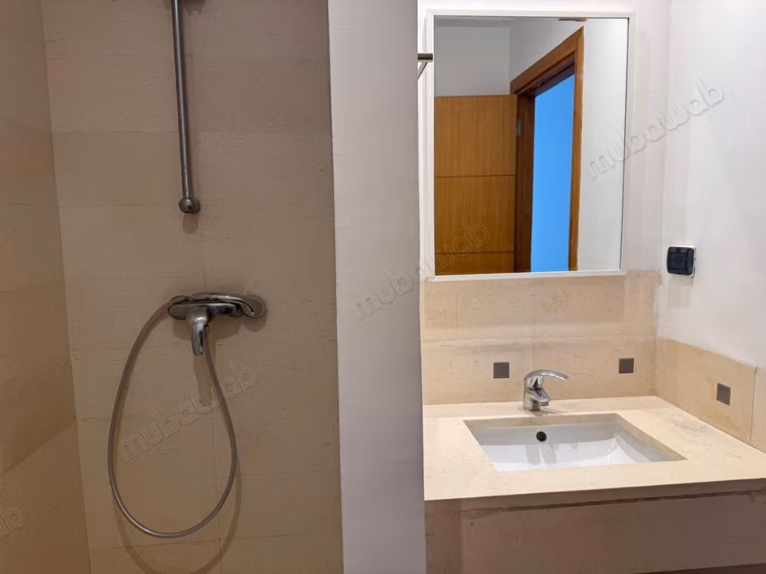 Louez cet appartement à La Marsa proche de Caillou Surface de 130 m². Service de concierge et climatisation