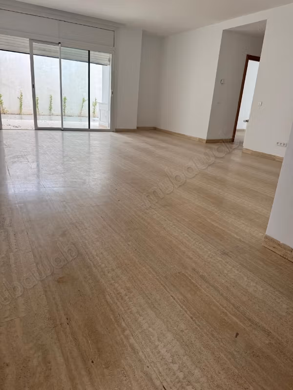 Louez cet appartement à La Marsa proche de Caillou Surface de 130 m². Service de concierge et climatisation