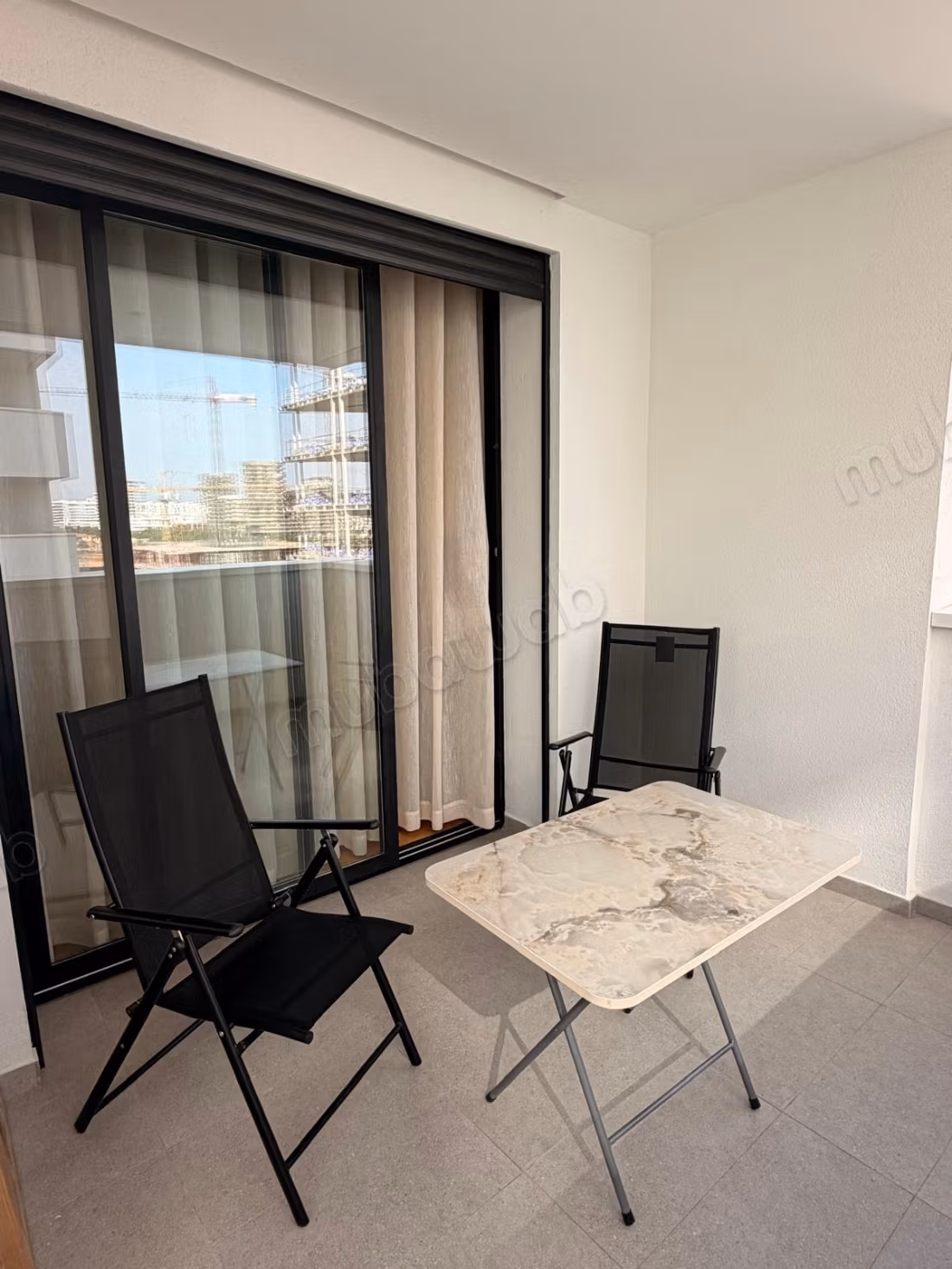 Studio accogliente al piano elevato con terrazza