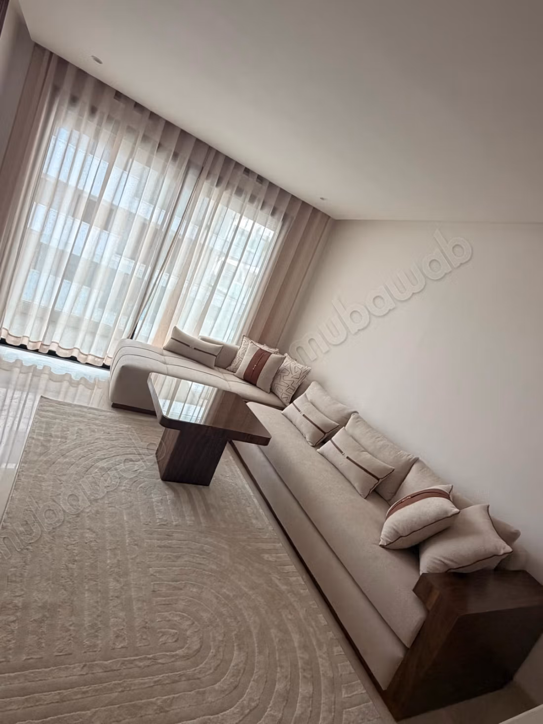 Studio accogliente al piano elevato con terrazza