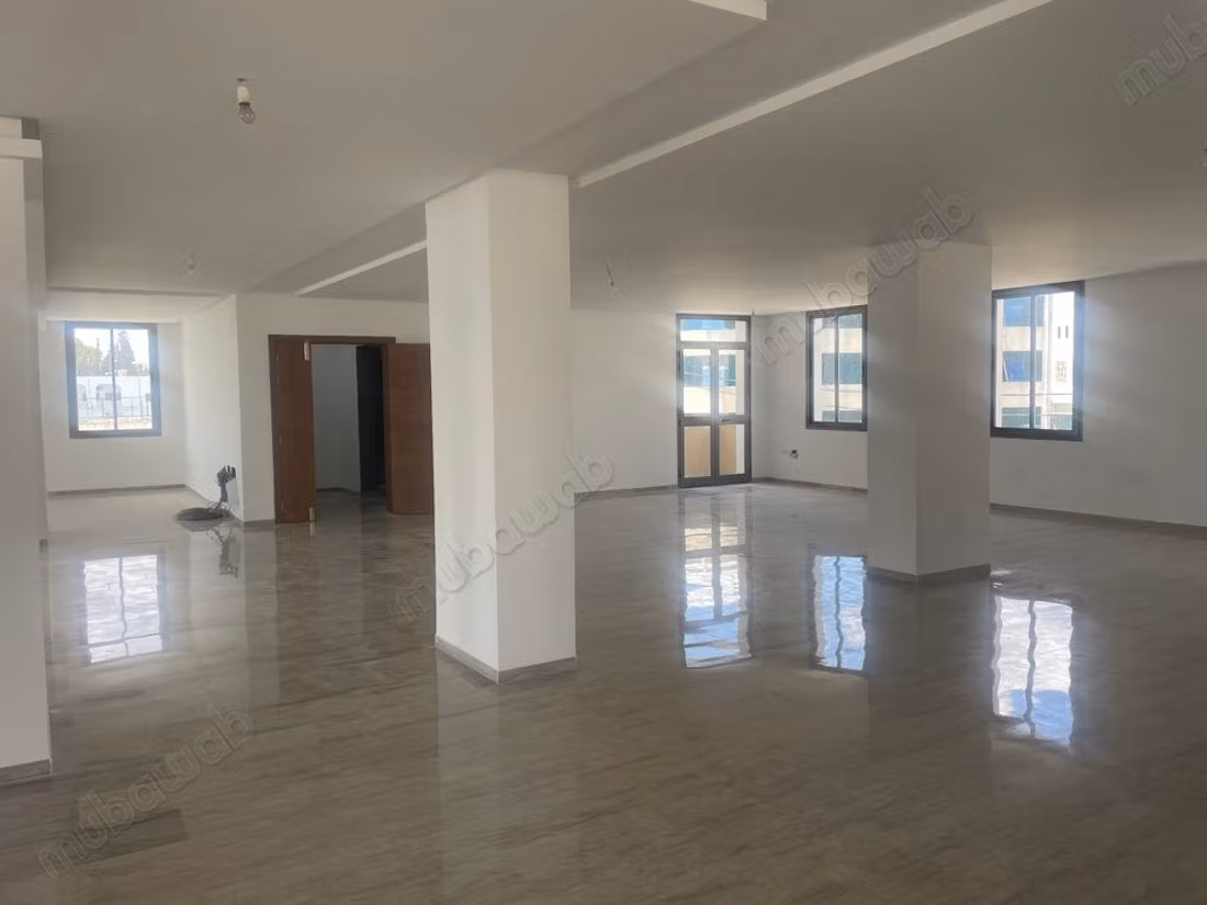 Location open space of 350 m2 new in Lain Savary