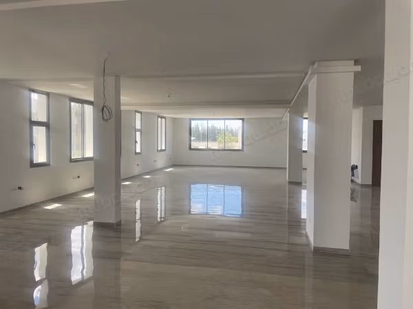 Location open space of 350 m2 new in Lain Savary