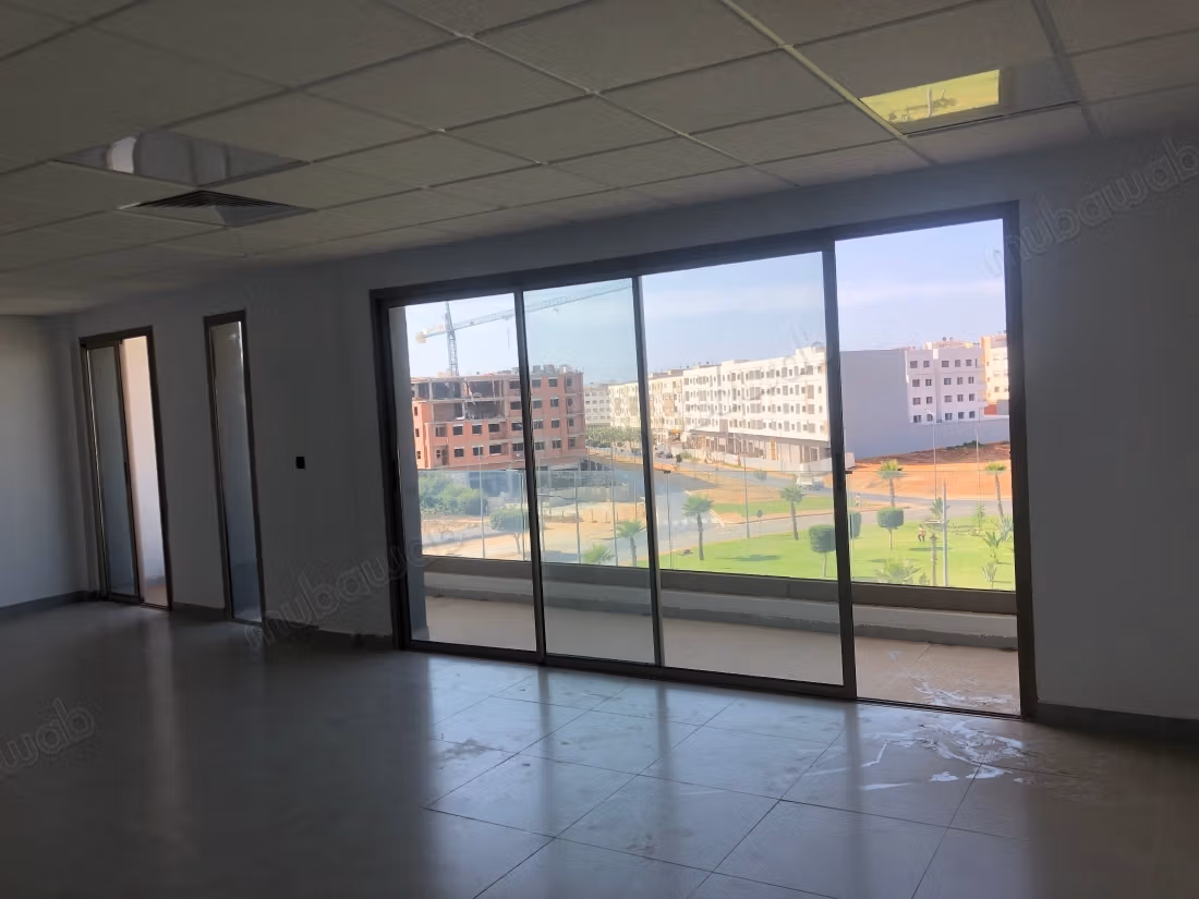 Bureaux à louer à Sala el Jadida. 
Surface de 53 m². 
Ascenseur et garage