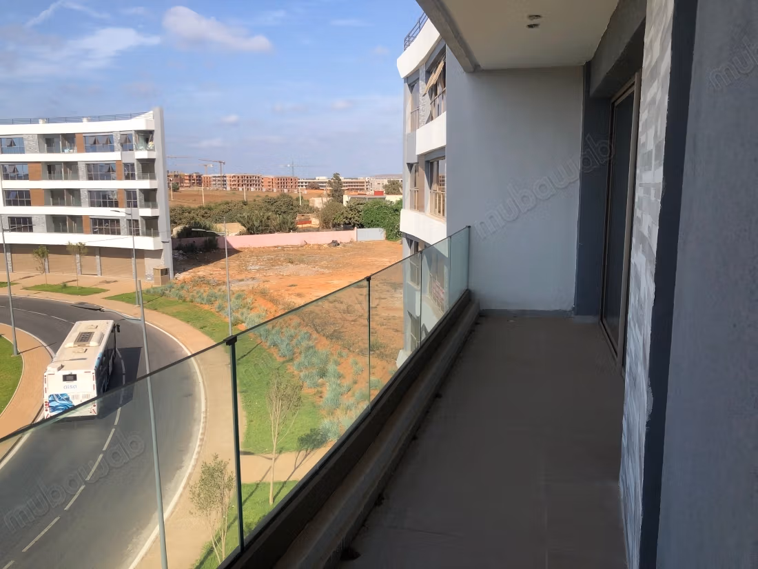 Bureaux à louer à Sala el Jadida. 
Surface de 53 m². 
Ascenseur et garage