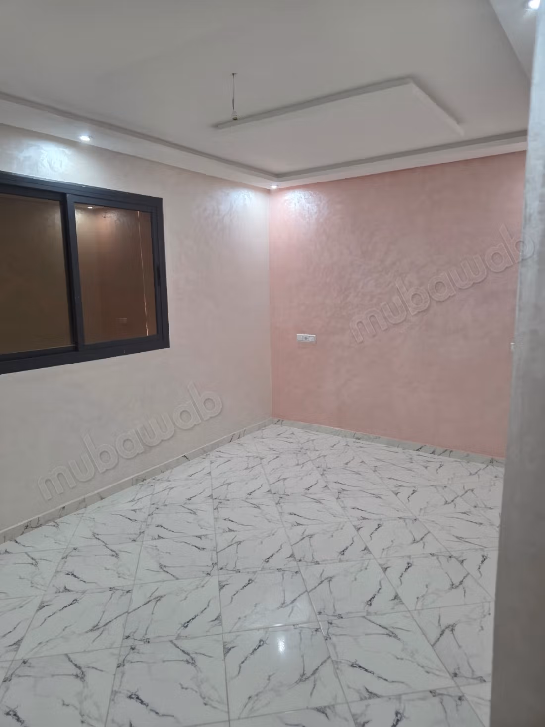 Appartement à vendre à Sidi Haji. 3 pièces magnifiques. Parking et balcon