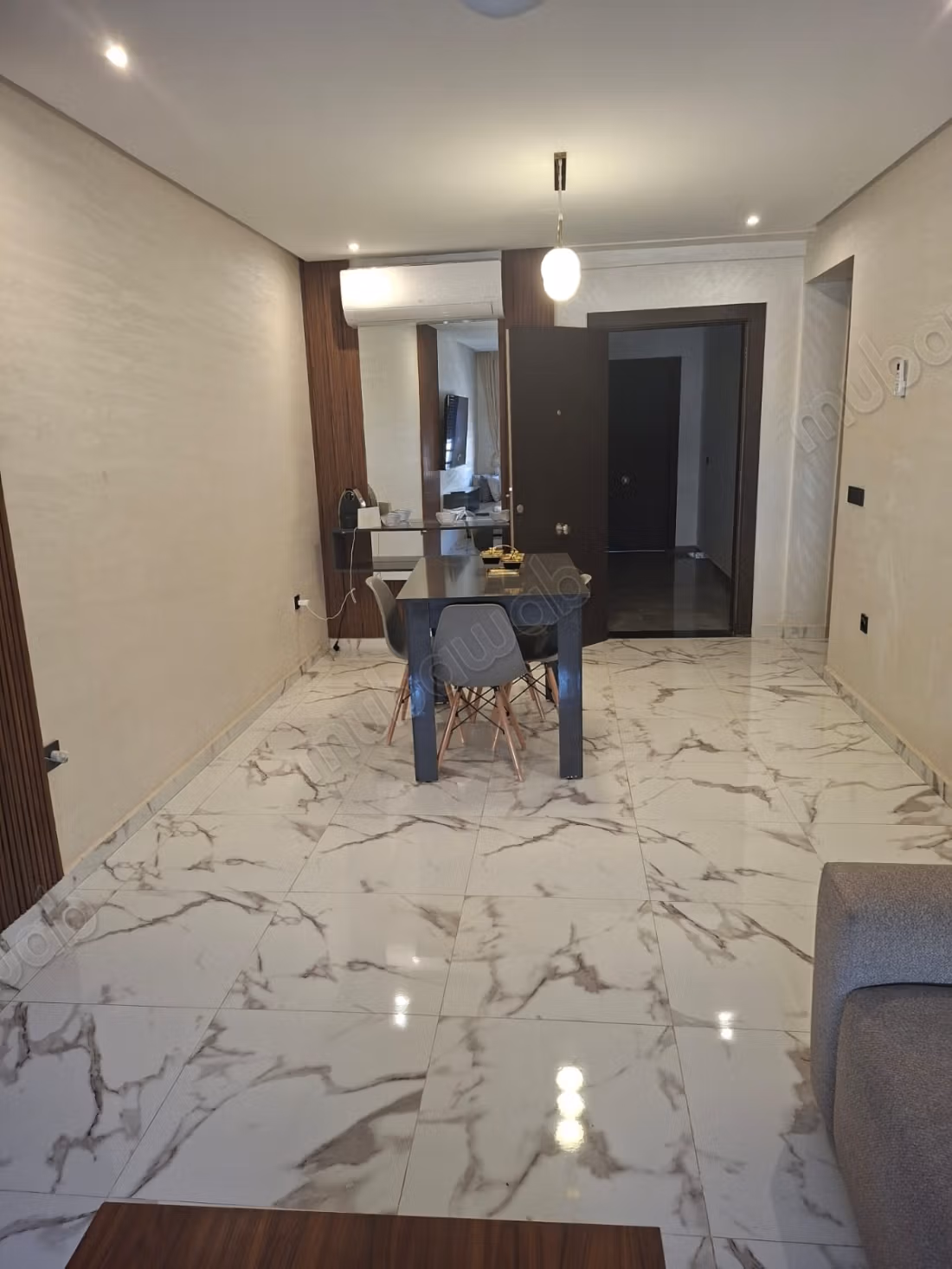 Location d'un appartement à Ouasis. 
2 chambres agréables. 
Parking et jardin
