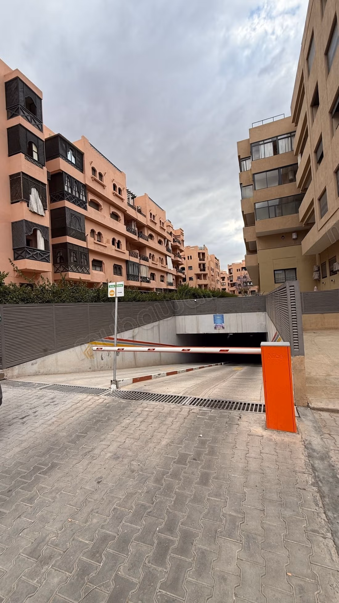 Location d'un appartement à Ouasis. 
2 chambres agréables. 
Parking et jardin