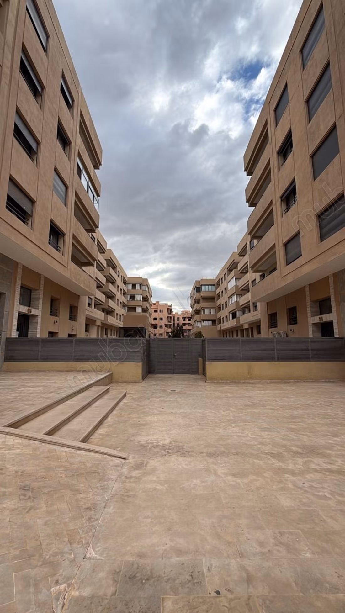 Location d'un appartement à Ouasis. 
2 chambres agréables. 
Parking et jardin