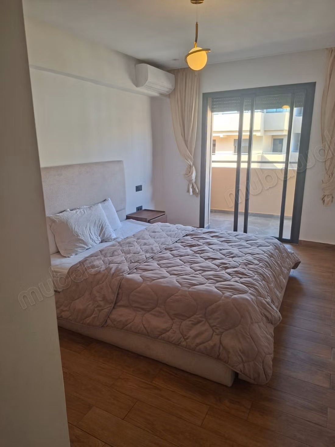Location d'un appartement à Ouasis. 
2 chambres agréables. 
Parking et jardin