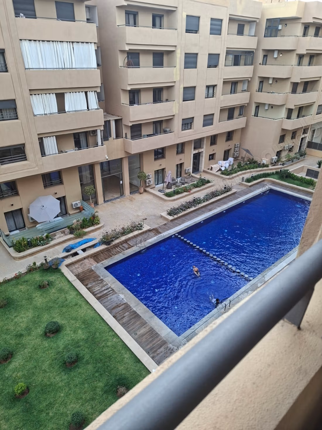 Location d'un appartement à Ouasis. 
2 chambres agréables. 
Parking et jardin