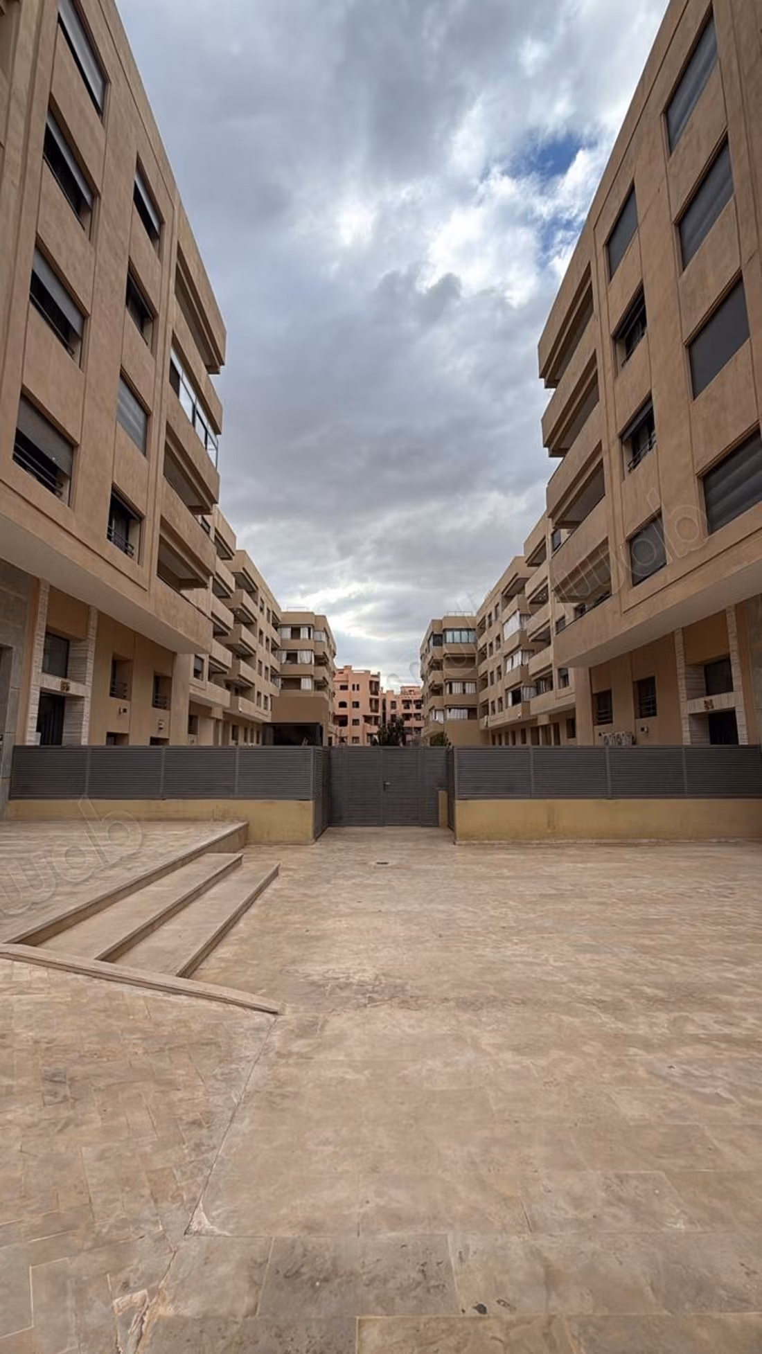 Location d'un appartement à Ouasis. 
2 chambres agréables. 
Parking et jardin