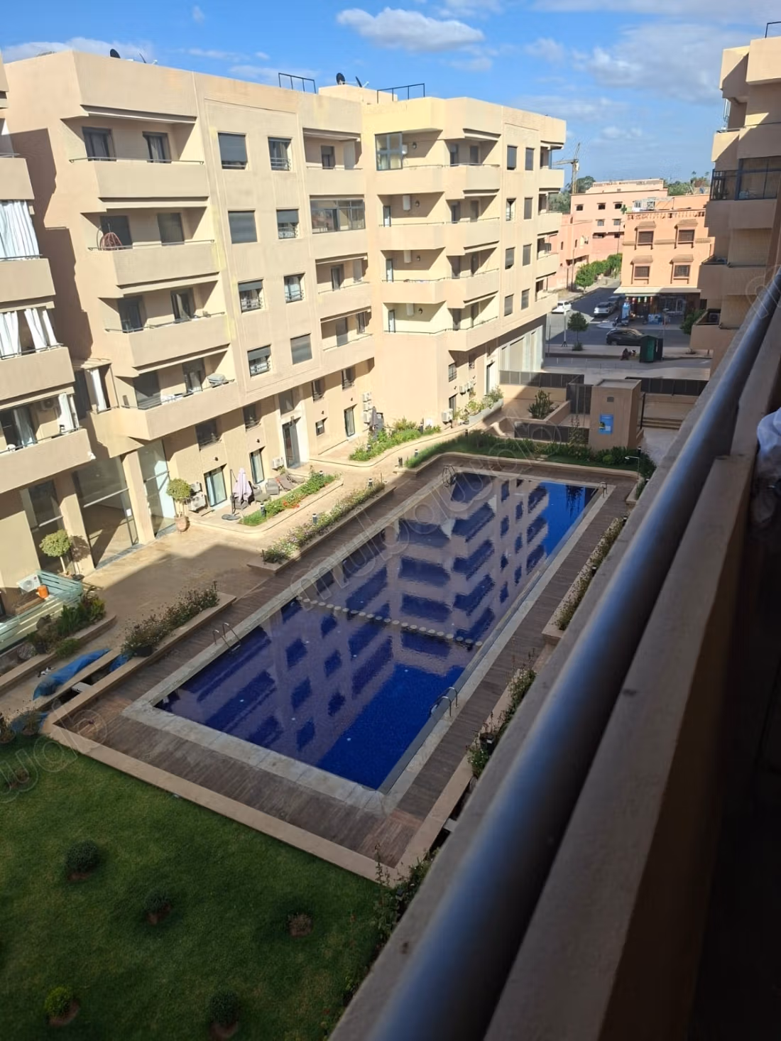 Location d'un appartement à Ouasis. 
2 chambres agréables. 
Parking et jardin