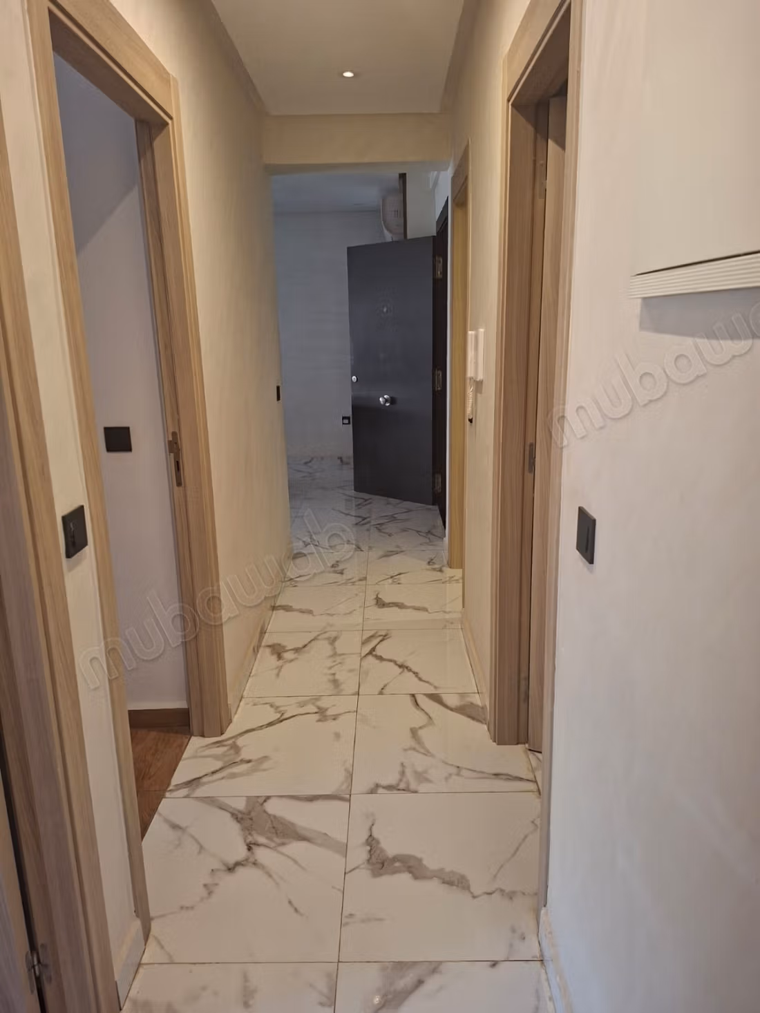Location d'un appartement à Ouasis. 
2 chambres agréables. 
Parking et jardin