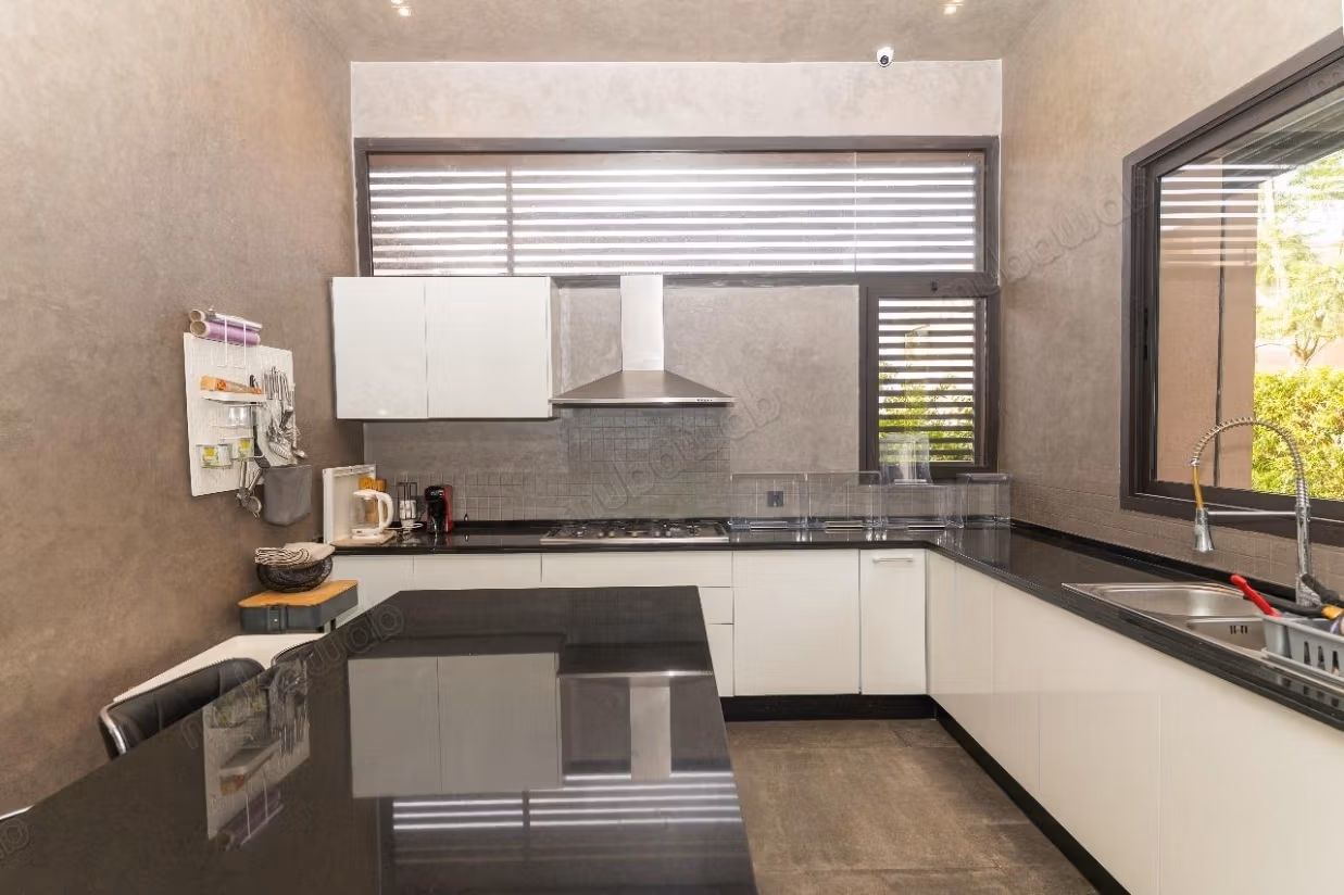 Villa moderna con 5 camere da letto in affitto LOM23056