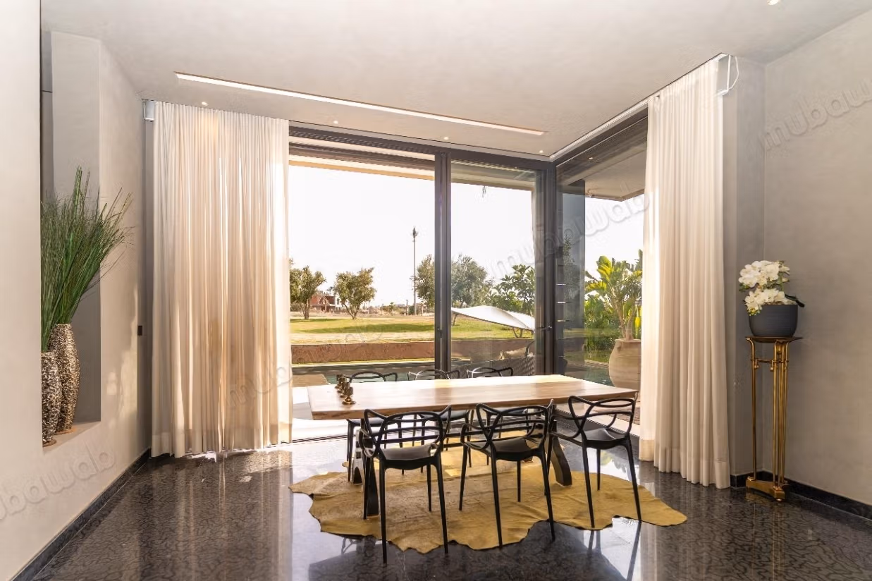Villa moderna con 5 camere da letto in affitto LOM23056