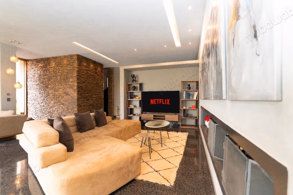 Villa moderna con 5 camere da letto in affitto LOM23056