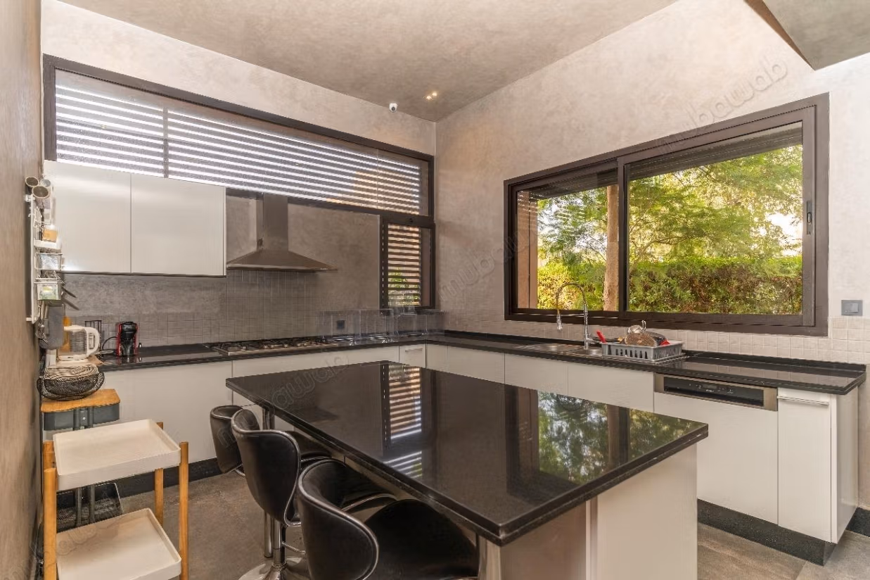 Villa moderna con 5 camere da letto in affitto LOM23056