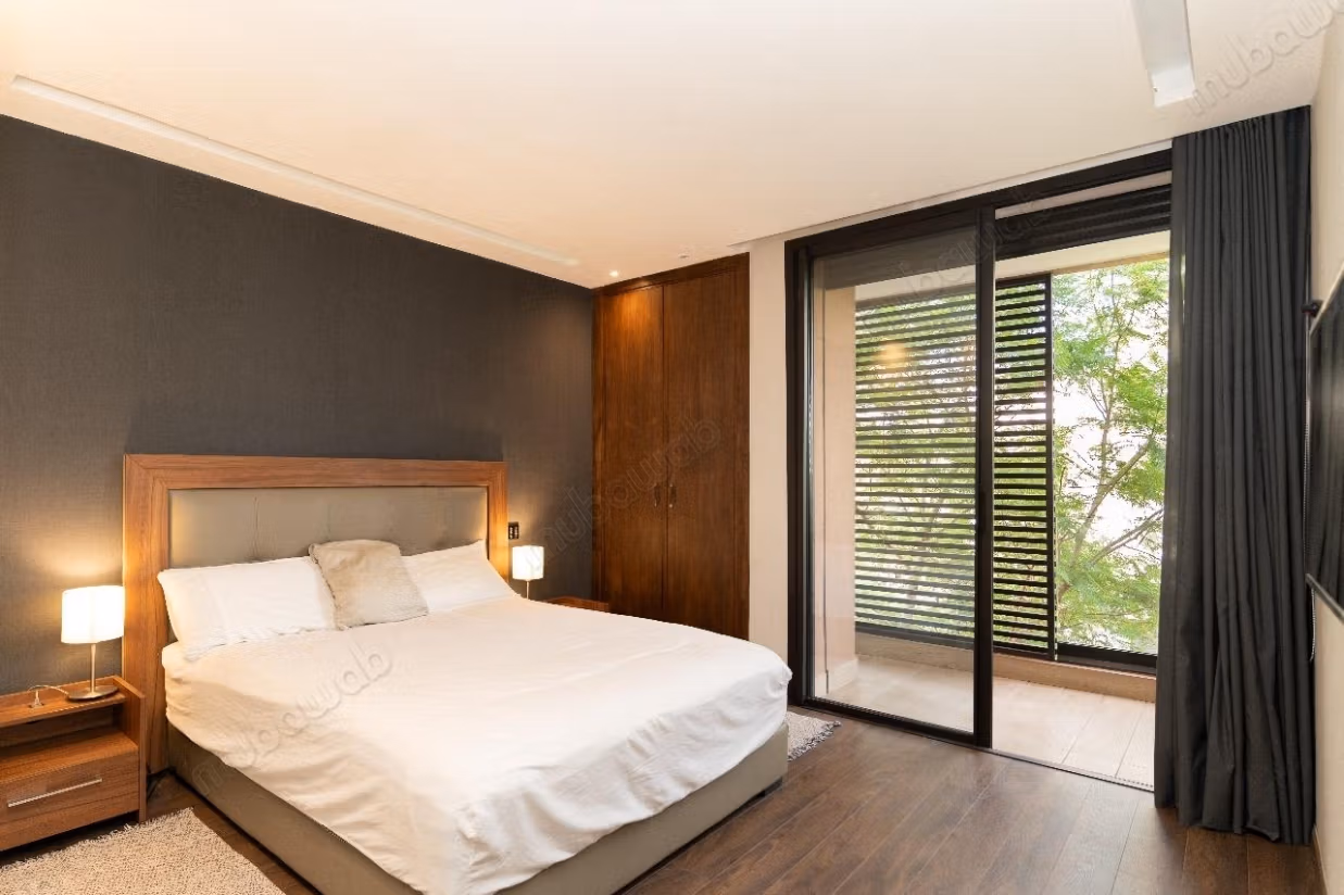 Villa moderna con 5 camere da letto in affitto LOM23056