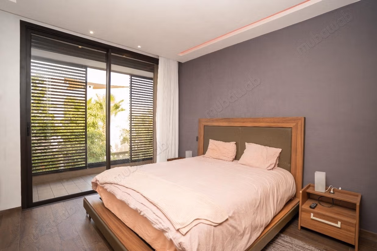 Villa moderna con 5 camere da letto in affitto LOM23056