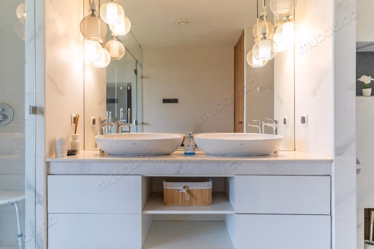 Villa moderna con 5 camere da letto in affitto LOM23056