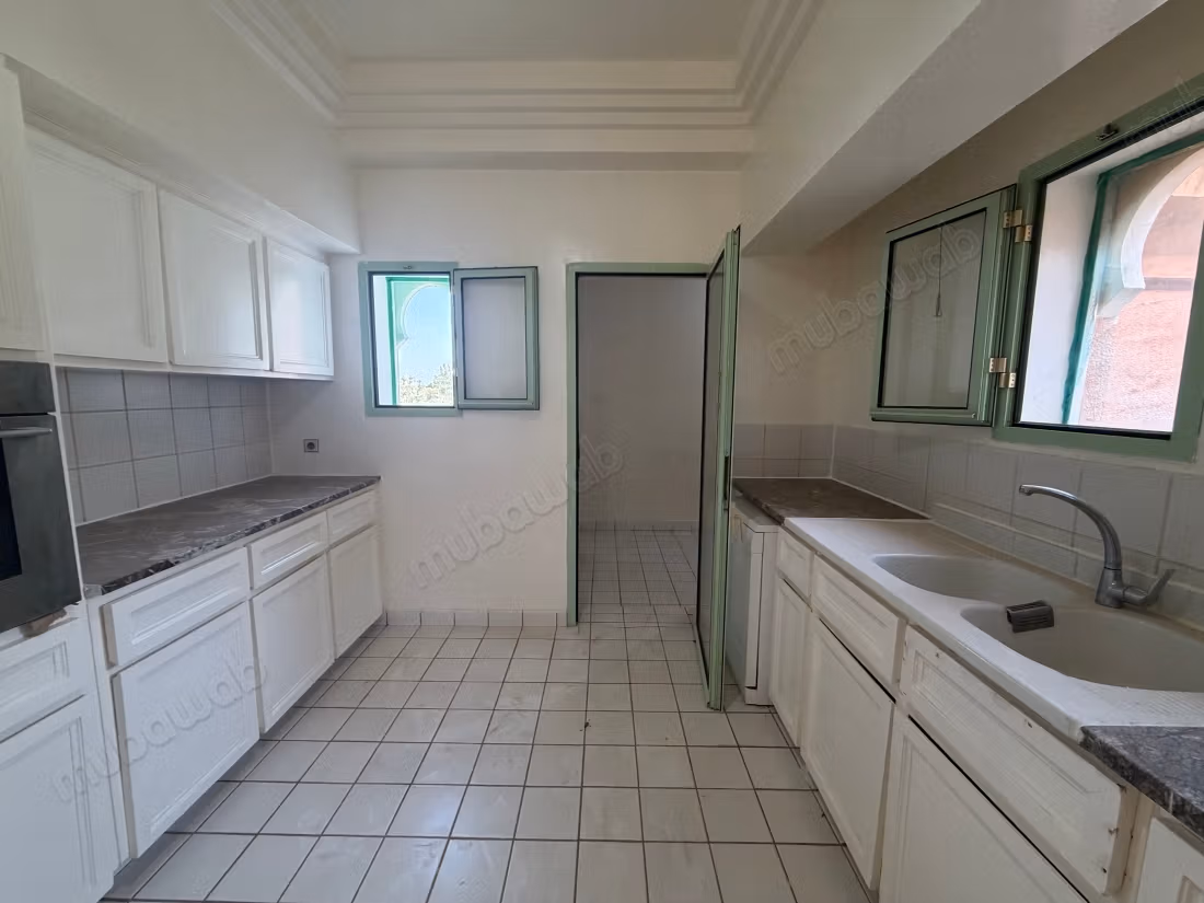 Prachtig appartement te koop in Ennakhil Palmeraie. Grote oppervlakte van 135 m². Residentie met conciërge, groot zwembad