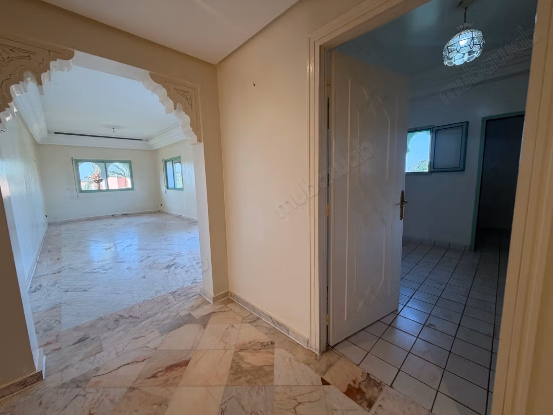 Prachtig appartement te koop in Ennakhil Palmeraie. Grote oppervlakte van 135 m². Residentie met conciërge, groot zwembad