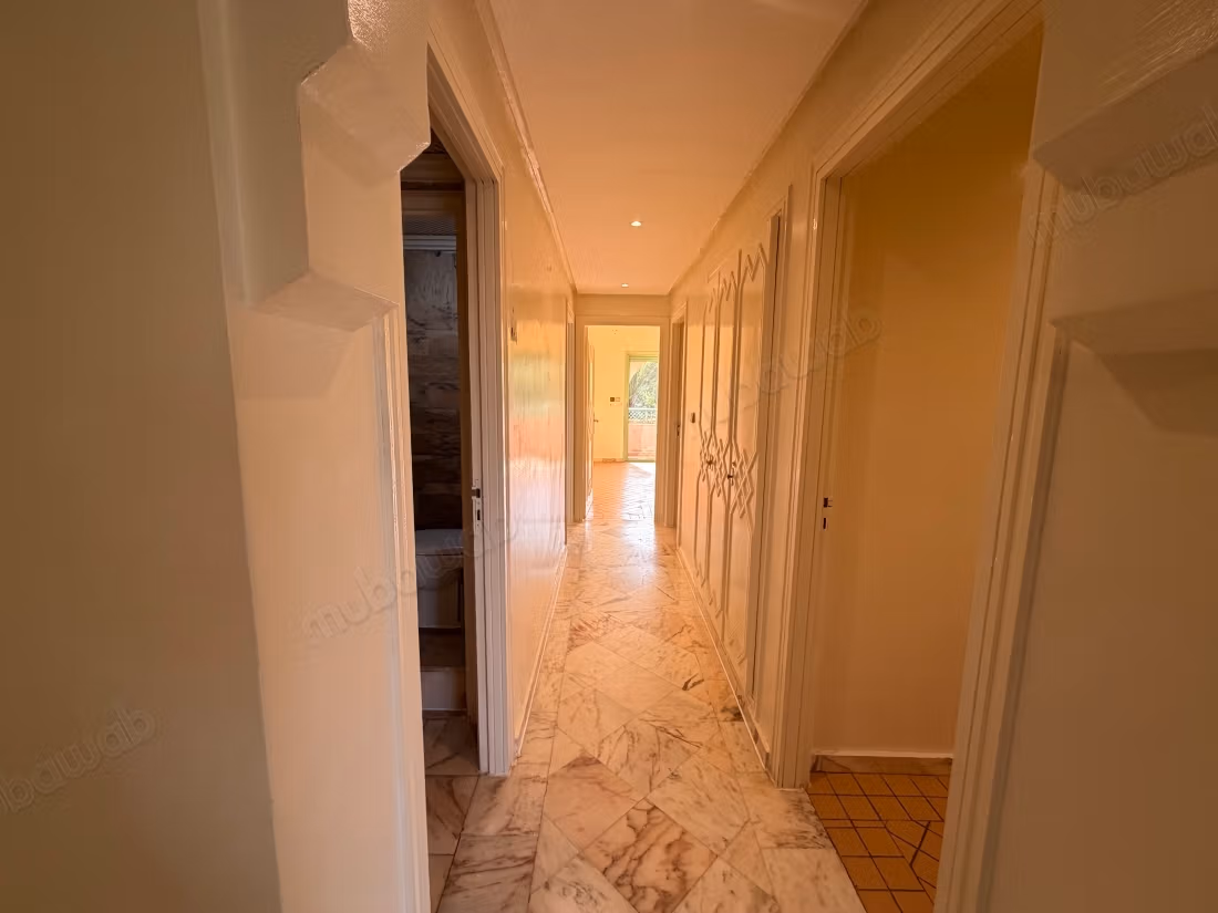 Prachtig appartement te koop in Ennakhil Palmeraie. Grote oppervlakte van 135 m². Residentie met conciërge, groot zwembad