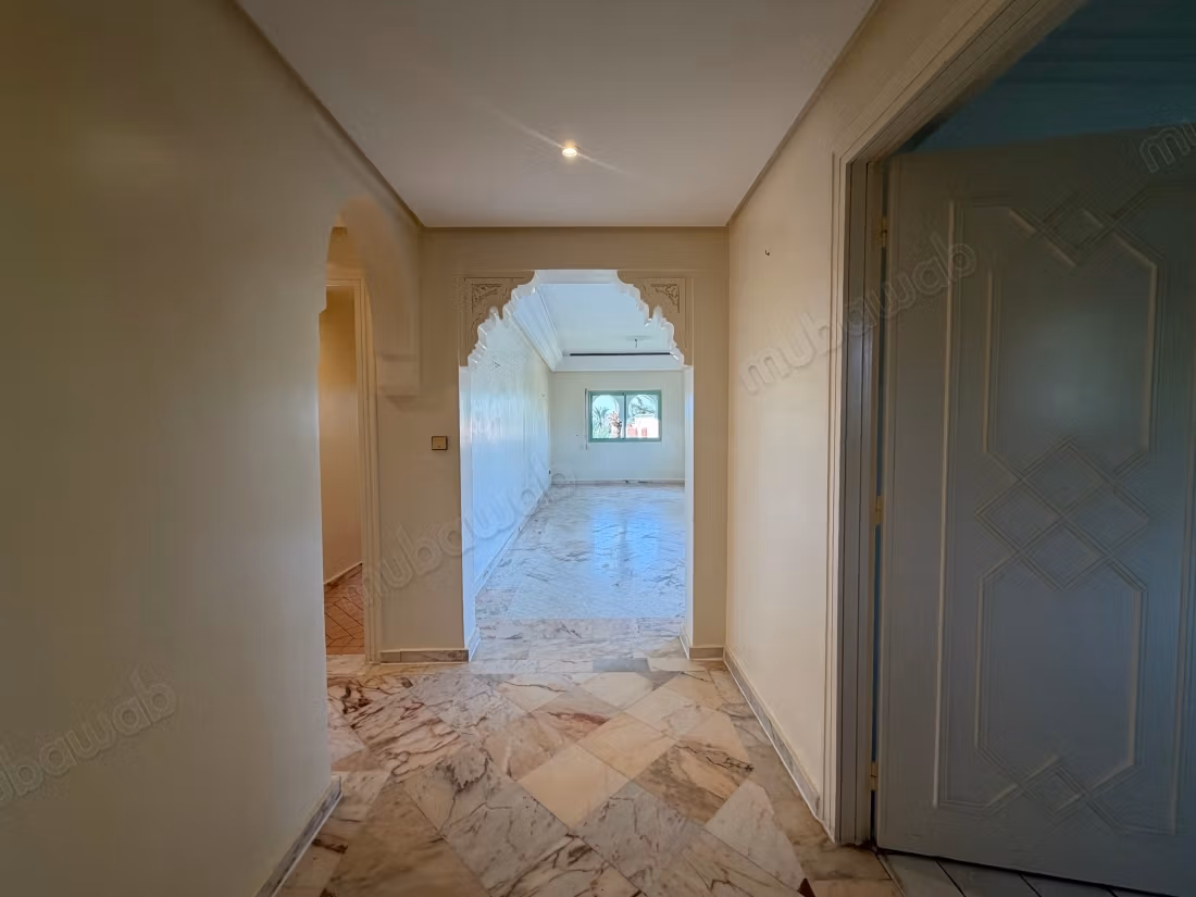 Prachtig appartement te koop in Ennakhil Palmeraie. Grote oppervlakte van 135 m². Residentie met conciërge, groot zwembad