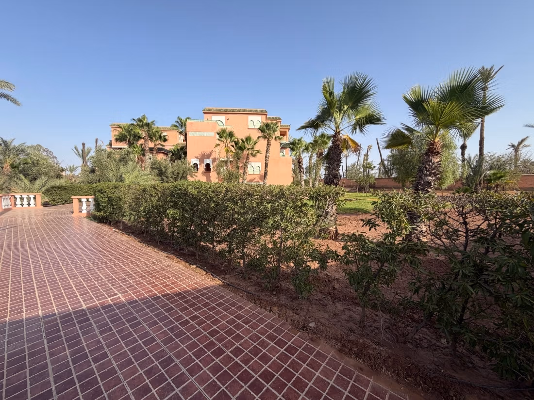 Prachtig appartement te koop in Ennakhil Palmeraie. Grote oppervlakte van 135 m². Residentie met conciërge, groot zwembad