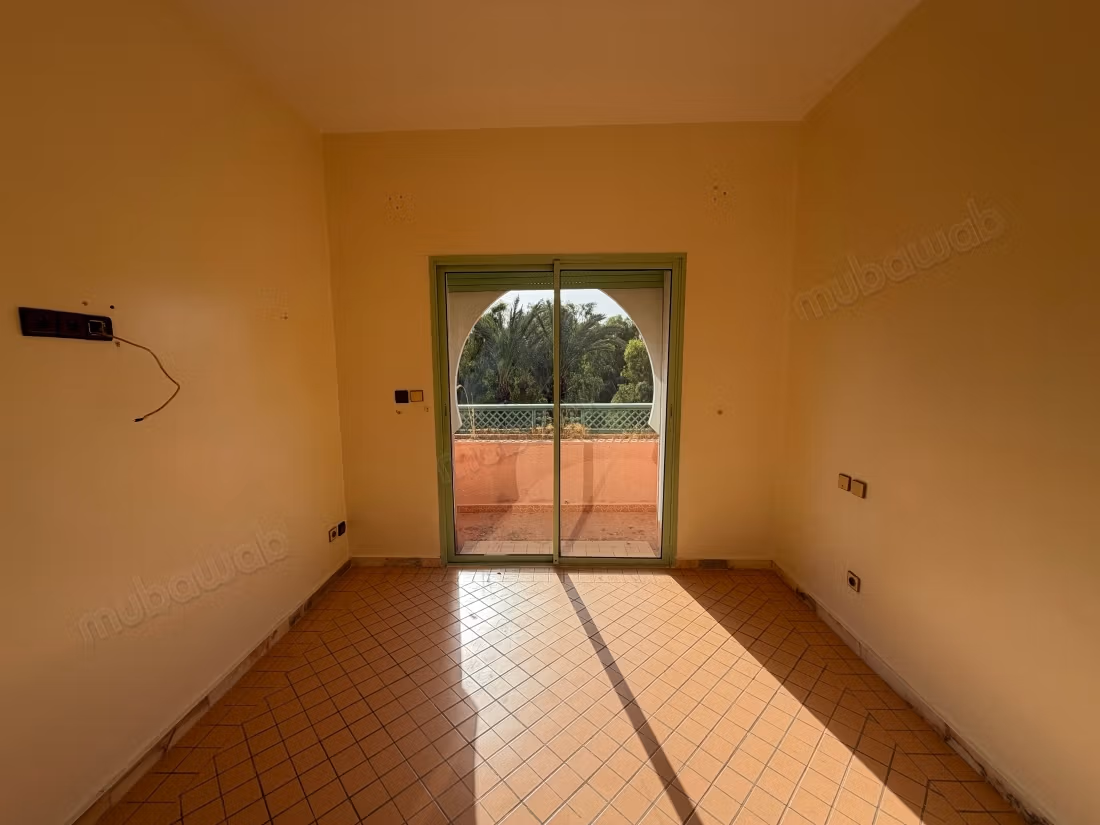 Prachtig appartement te koop in Ennakhil Palmeraie. Grote oppervlakte van 135 m². Residentie met conciërge, groot zwembad