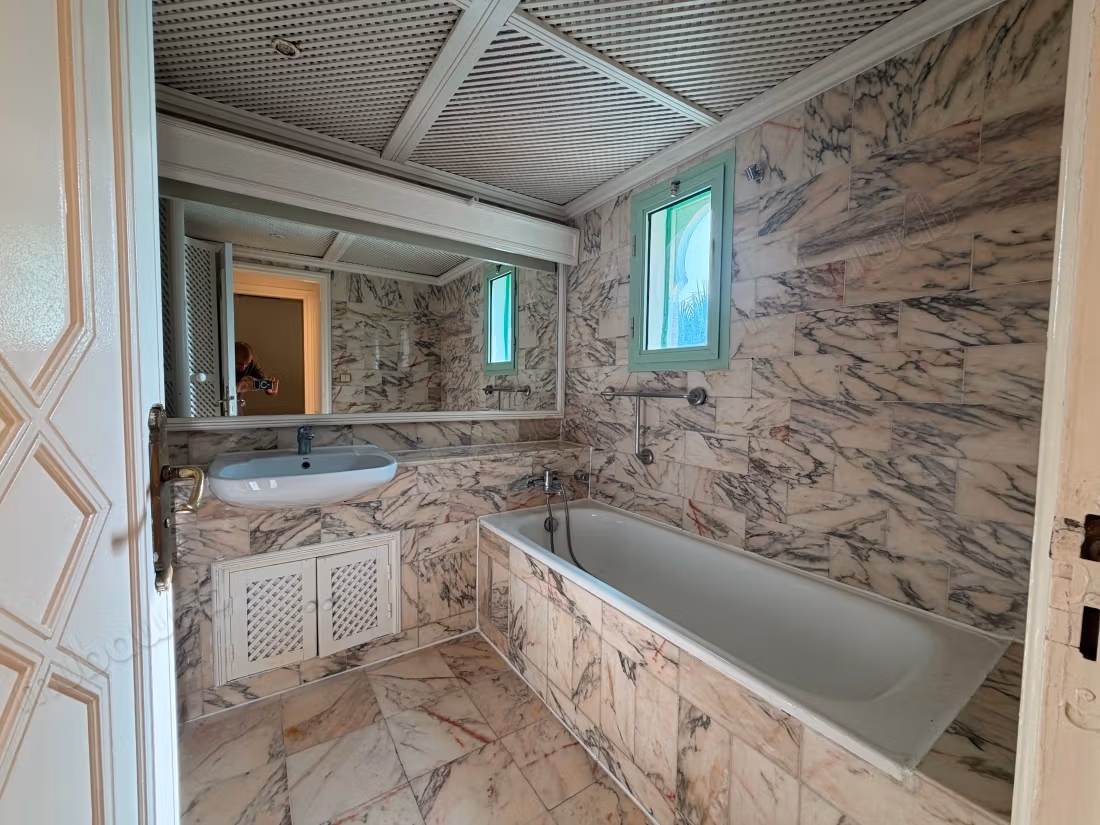 Prachtig appartement te koop in Ennakhil Palmeraie. Grote oppervlakte van 135 m². Residentie met conciërge, groot zwembad