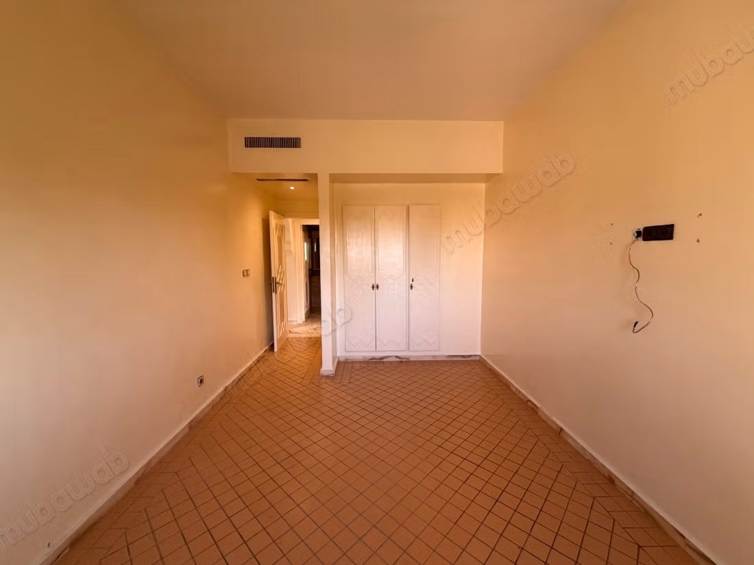 Prachtig appartement te koop in Ennakhil Palmeraie. Grote oppervlakte van 135 m². Residentie met conciërge, groot zwembad