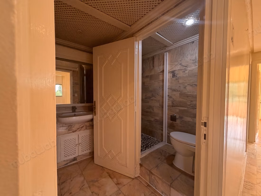 Prachtig appartement te koop in Ennakhil Palmeraie. Grote oppervlakte van 135 m². Residentie met conciërge, groot zwembad