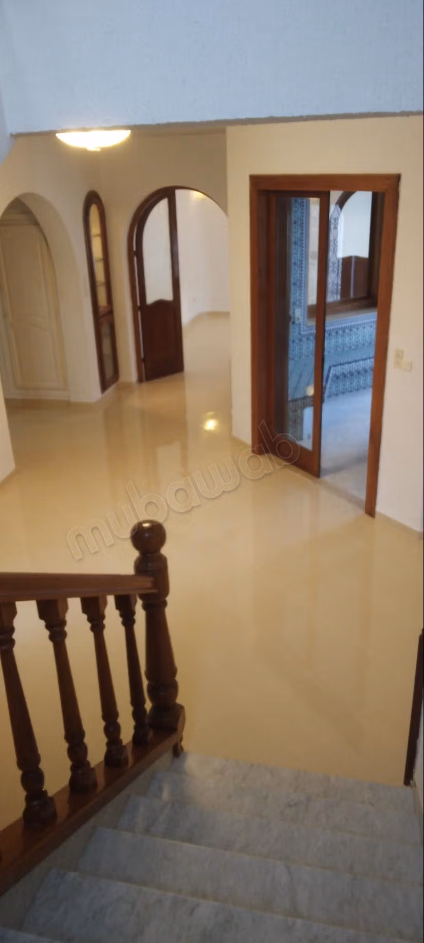 Location villa de haut standing à Cité Les Pins. 5 belles chambres. Fenêtres avec double vitrage et porte blindée
