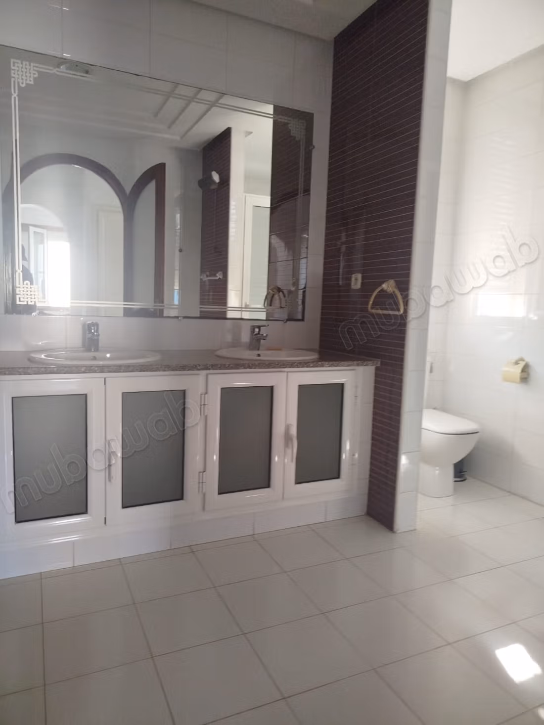 Location villa de haut standing à Cité Les Pins. 5 belles chambres. Fenêtres avec double vitrage et porte blindée