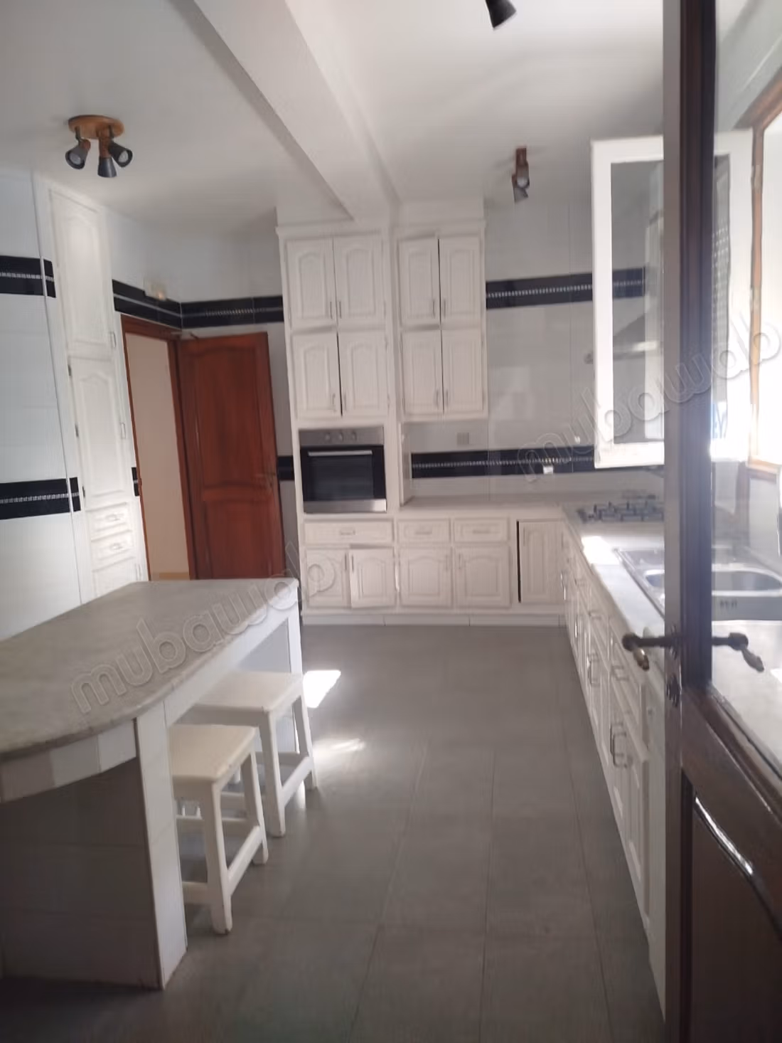 Location villa de haut standing à Cité Les Pins. 5 belles chambres. Fenêtres avec double vitrage et porte blindée