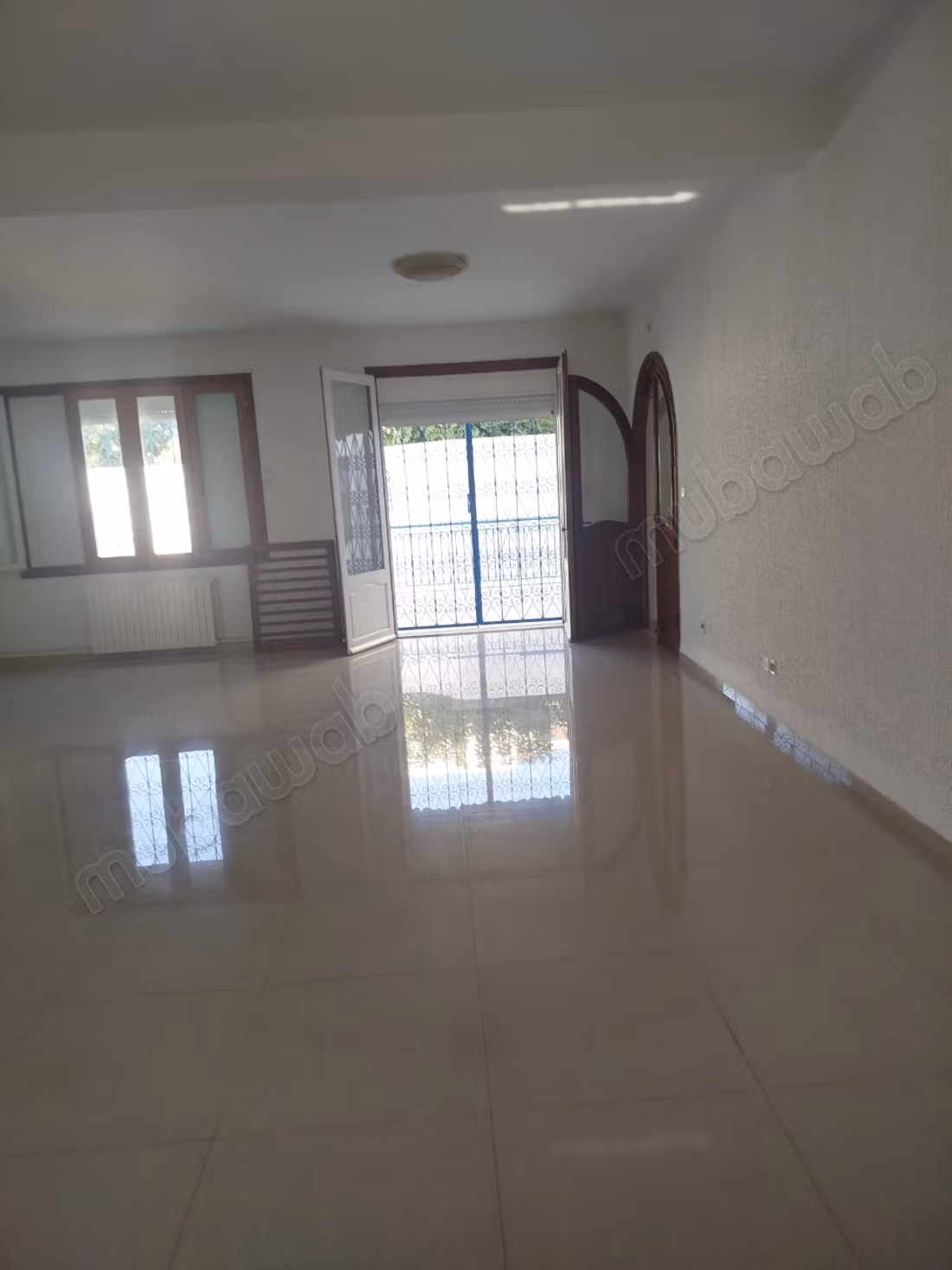 Location villa de haut standing à Cité Les Pins. 5 belles chambres. Fenêtres avec double vitrage et porte blindée