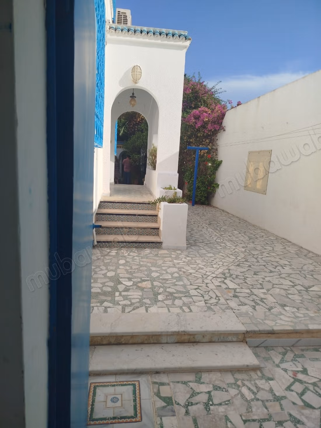 Location villa de haut standing à Cité Les Pins. 5 belles chambres. Fenêtres avec double vitrage et porte blindée