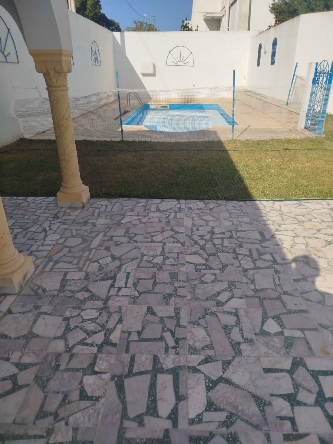 Location villa de haut standing à Cité Les Pins. 5 belles chambres. Fenêtres avec double vitrage et porte blindée