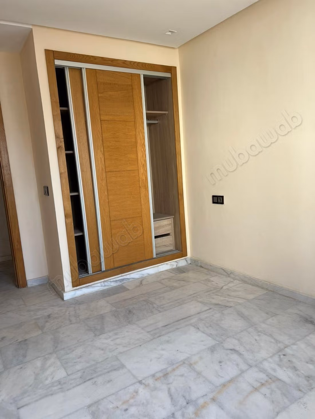 Appartement en location à Aïn Sebaâ. 3 chambres agréables. Conciergerie à disposition, système de climatisation