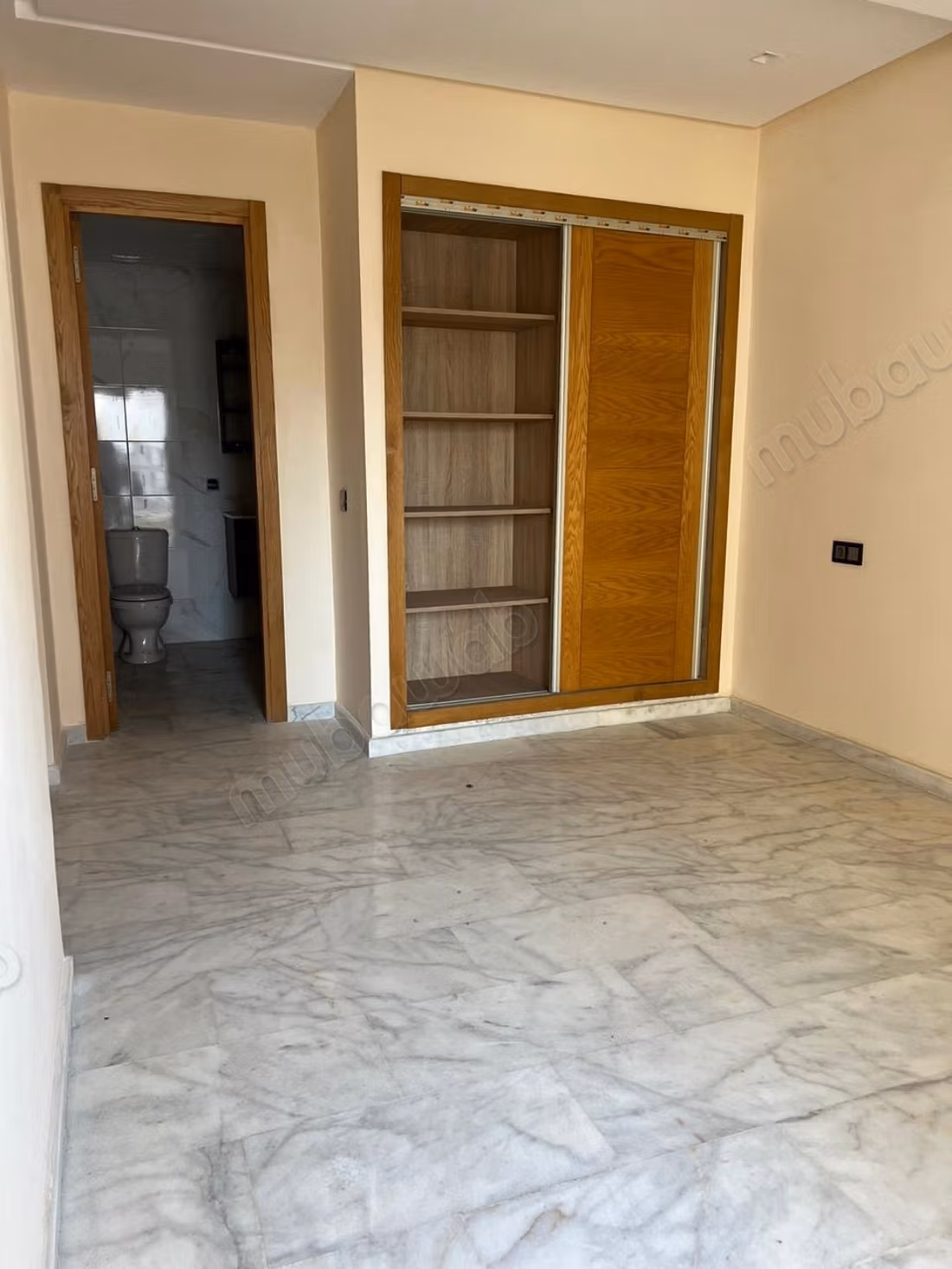 Appartement en location à Aïn Sebaâ. 3 chambres agréables. Conciergerie à disposition, système de climatisation