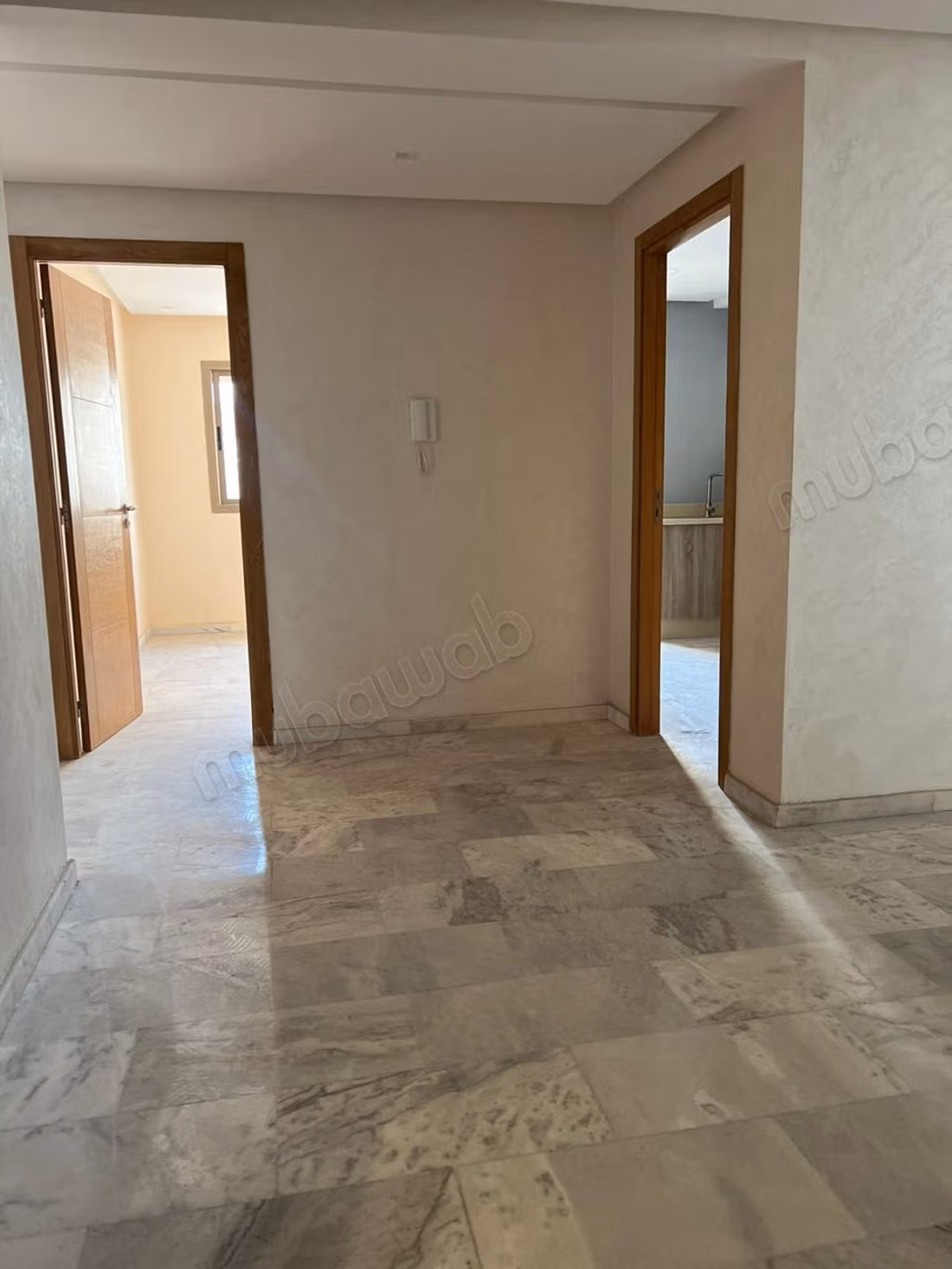 Appartement en location à Aïn Sebaâ. 3 chambres agréables. Conciergerie à disposition, système de climatisation