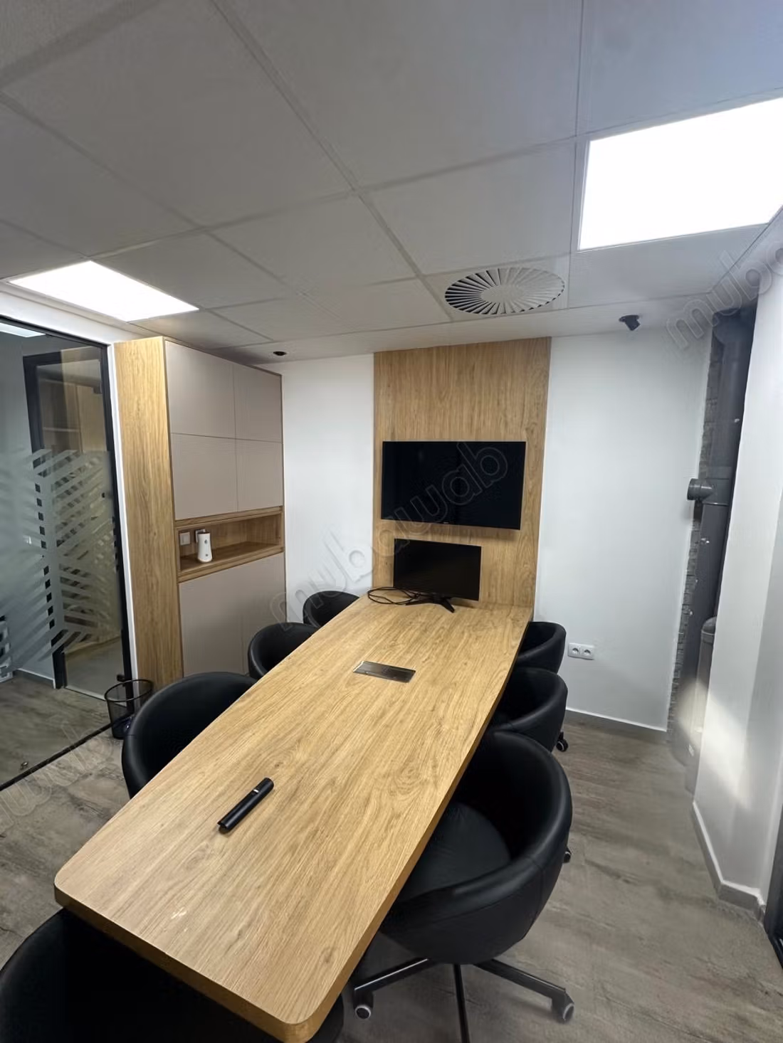 Bureaux en vente à Roches Noires. 
Surface totale 72 m². 
Double vitrage et chauffage central