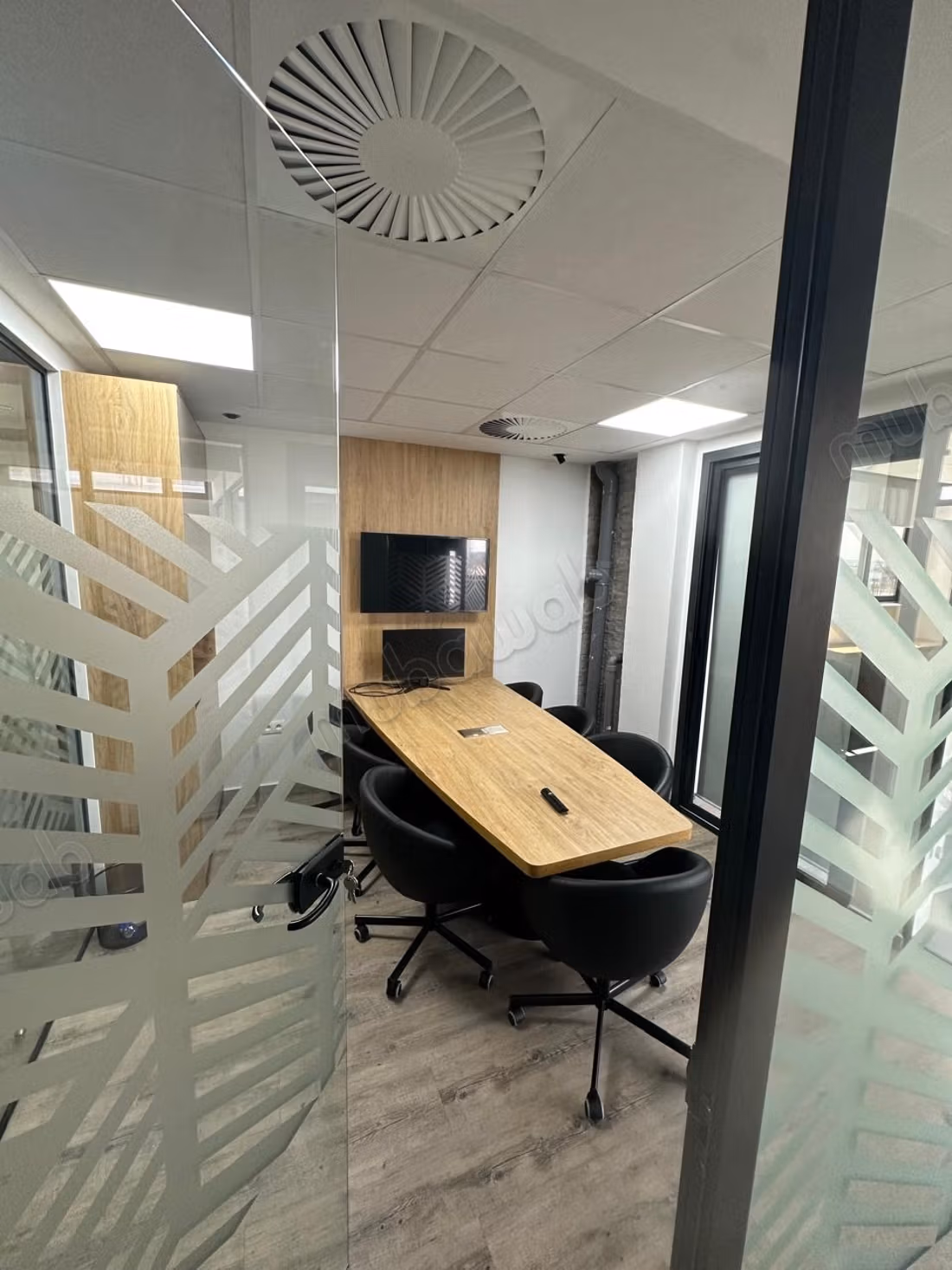 Bureaux en vente à Roches Noires. 
Surface totale 72 m². 
Double vitrage et chauffage central