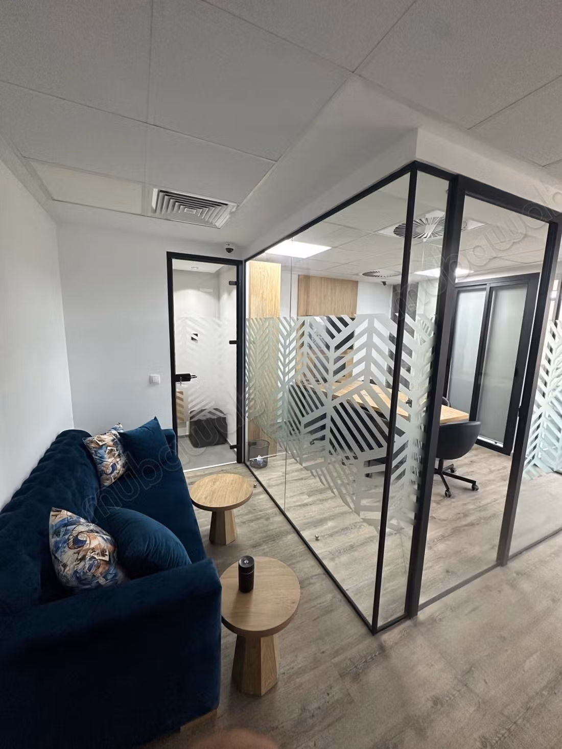 Bureaux en vente à Roches Noires. 
Surface totale 72 m². 
Double vitrage et chauffage central